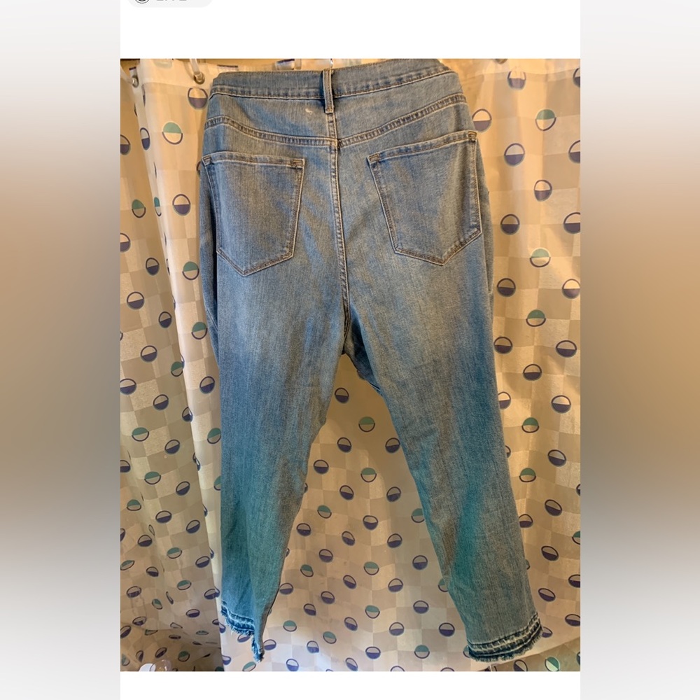 Light weight Old Navy Curve skinny,distressed jeans. - Picture 2 of 9